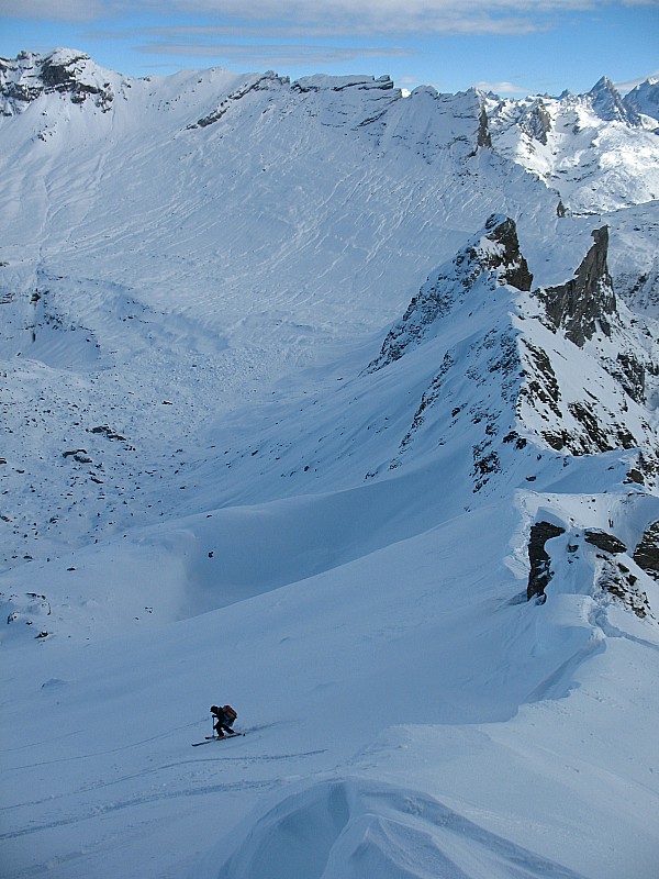 Pointe de Platé. : Neige portante ou poudreuse dans la descente. Une superbe vue en enfilade des arêtes du Dérochoir.