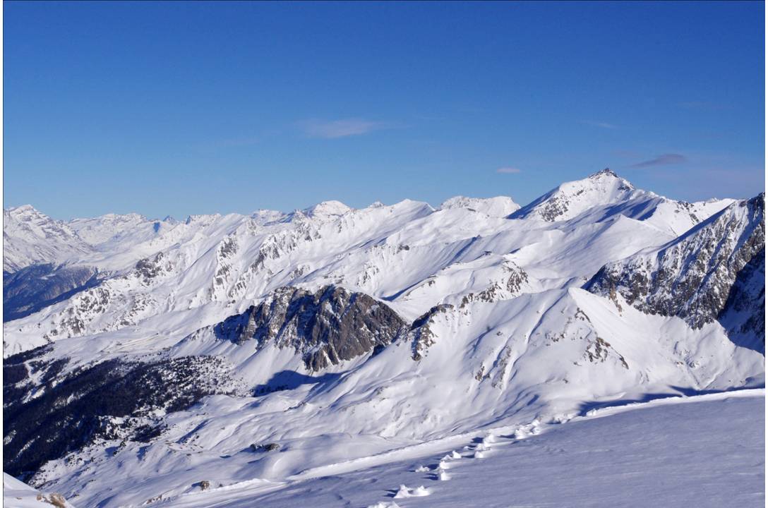 SColette & compagnie : La chaîne frontière resiste au intempéries... elle les utilise même pour se donner des airs de grandes Alpes: Fréjus, Grand Vallon, Scolette et Belle Plinier... plus loin Ronce et Charbonnel, Levanna...