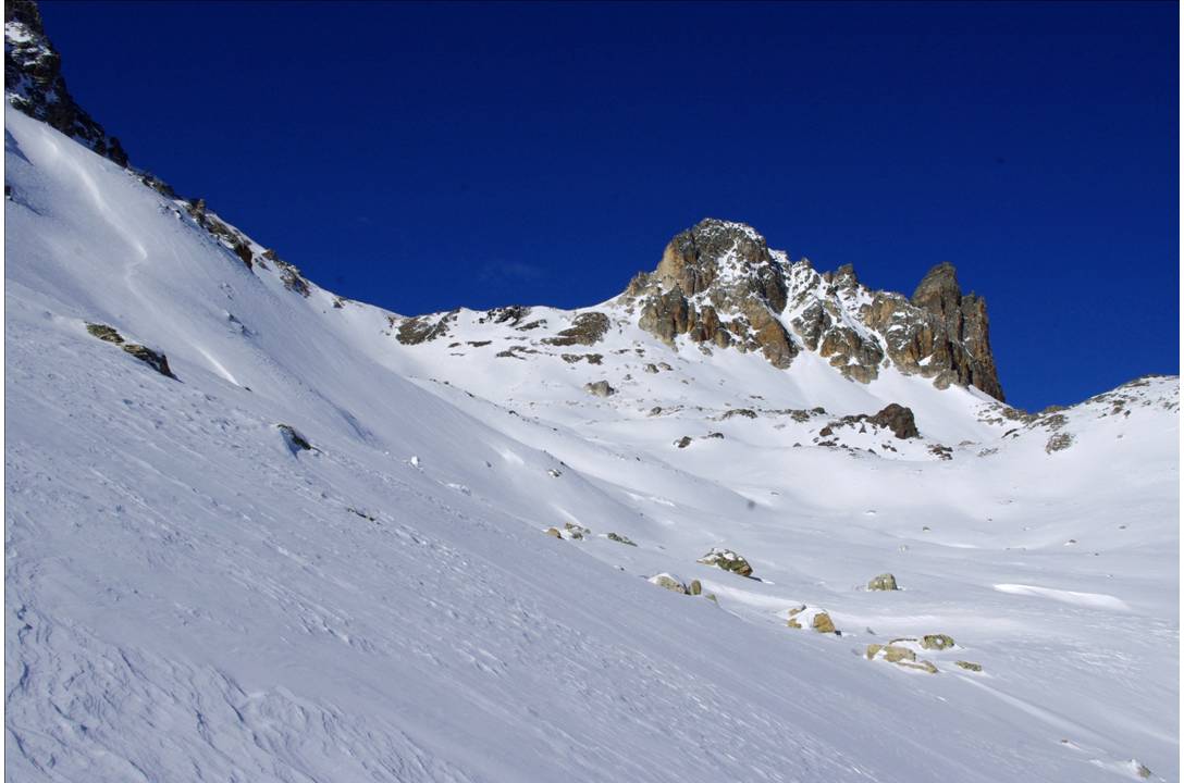 Le Cheval Blanc, versant SUD : Dans le vallon du Peyron, le Cheval Blanc occupe l'espace, avec à sa gauche, le Col du Peyron, et à sa droite le Col Sud.