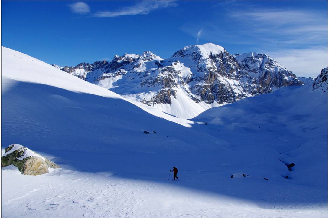 Bernaude : Entre ombres et lumières, remontée du vallon du Peyron, sur fond de Roche Bernaude.