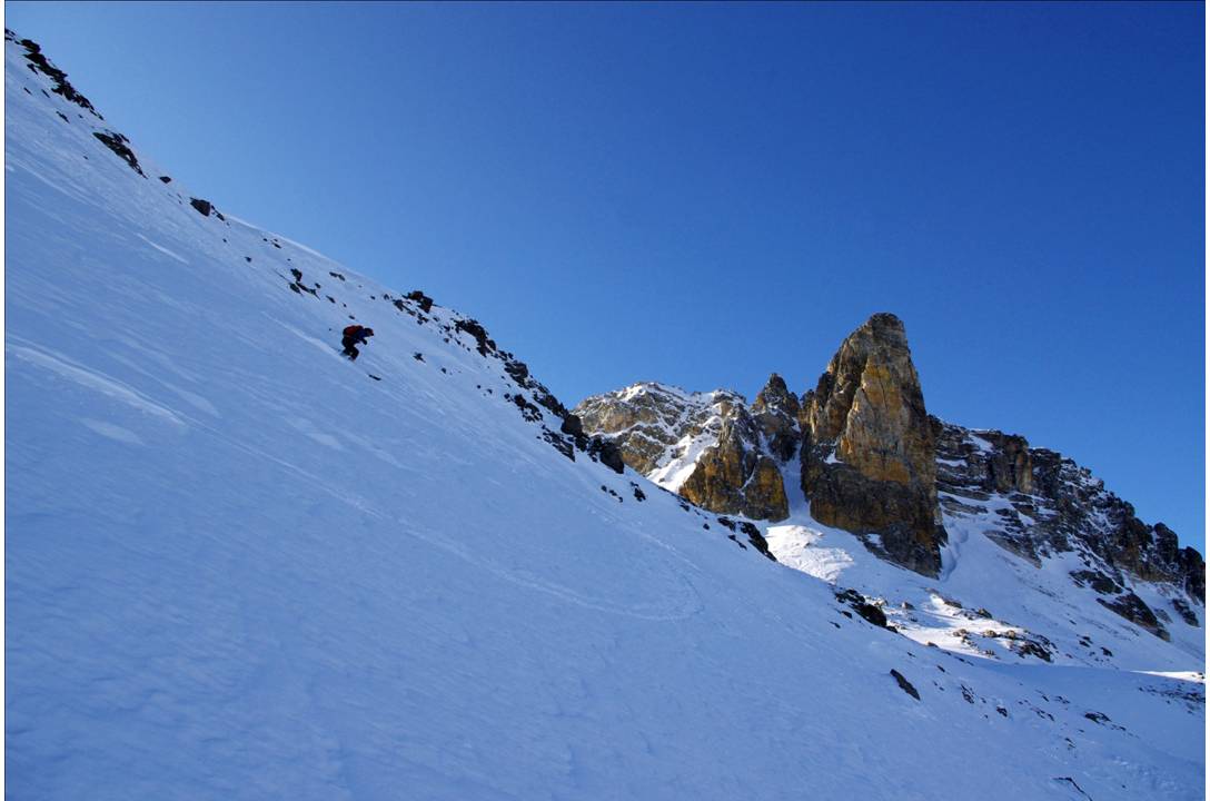 Pierre dans la pente : Jolis virages de Pierre dans la descente en N... quelle sportivité pour un débutant du ski de montagne!