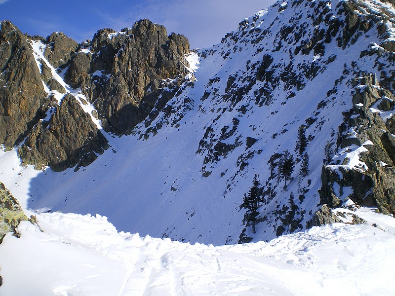 Colle dell Aver : Son couloir d'accès vu du collet précédent.
Au pied les trois skieurs qui nous ont fait a trace toute la journée.