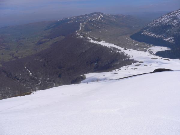 #2 Sur le Glacier........ : Descente en neige de printemps face aux vertes prairies du cantal...... Sur le Glacier........ : Descente en neige de printemps face aux vertes prairies du cantal......