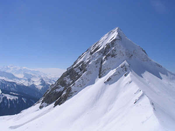 Pointe de Nantaux-Face N : Le départ du couloir Est se situe après l'arète visible sur la gauche.
