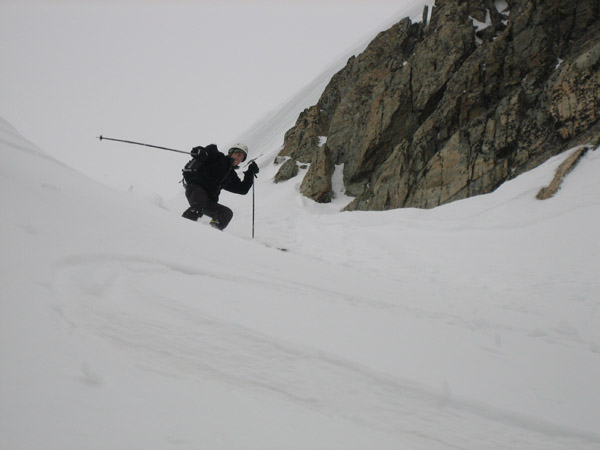Couloir en banane : Timothée, très concentré,  dans le haut du couloir en banane