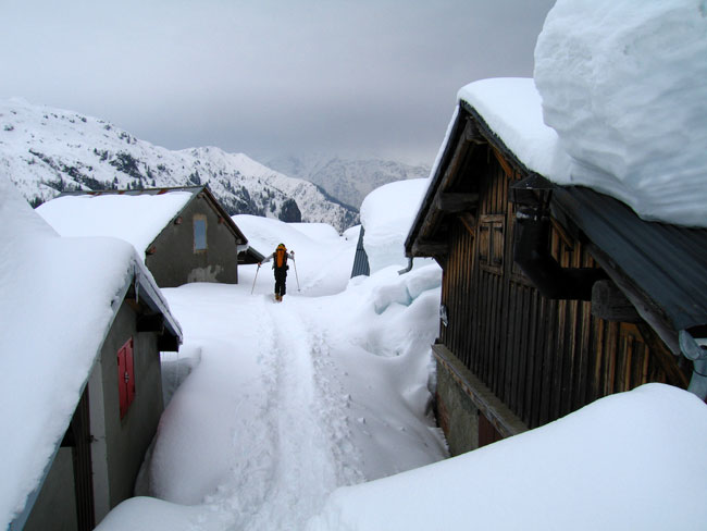 Ayères : Le hameau d'Ayères des Pierrières, sous la neige pour quelques temps encore.