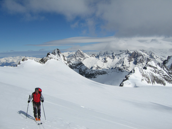 Moms arrive à la rimaye : De beaux nuages lenticulaires sur le Mont de Lans, signe de vent fort...