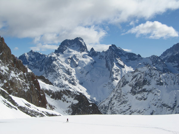 Les ecrins : Belle vue sur le col des avalanches. Les ecrins s'encaquent peu à peu