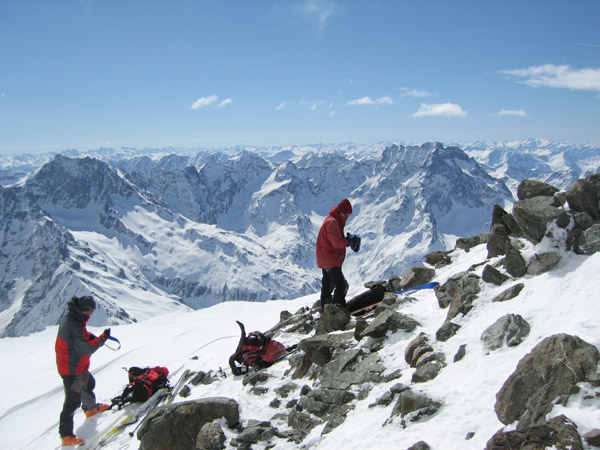 C'est beau les Ecrins : On n'était pas gêné par les mouches au sommet...
Au dessus d'Isa, la brêche en V du Sirac.