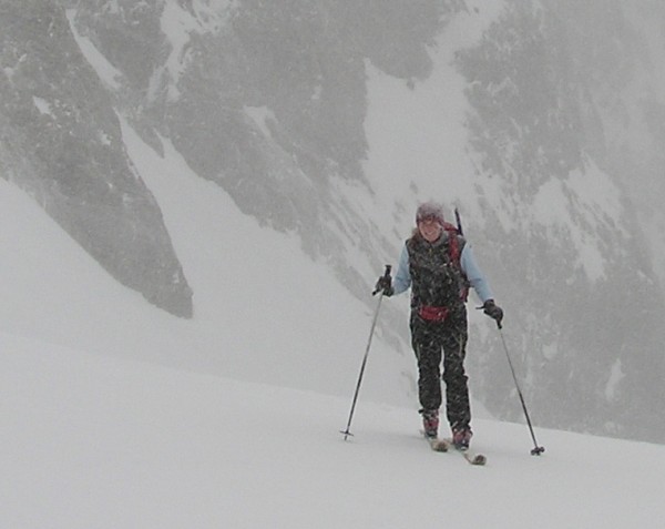 Tempête sous le glacier : Anne-Cé avec le sourire alors que la tempête fait rage. On arrêtera ici pour rejoindre Rob et jean-Marc qui ont arrêté