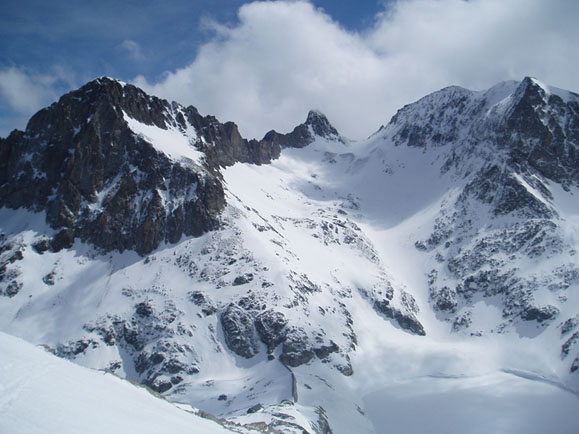 Pic Lézat : ... à gauche, Pic des Crabioules au centre et Pic Royo à droite avec le Refuge du Portillon près du barrage