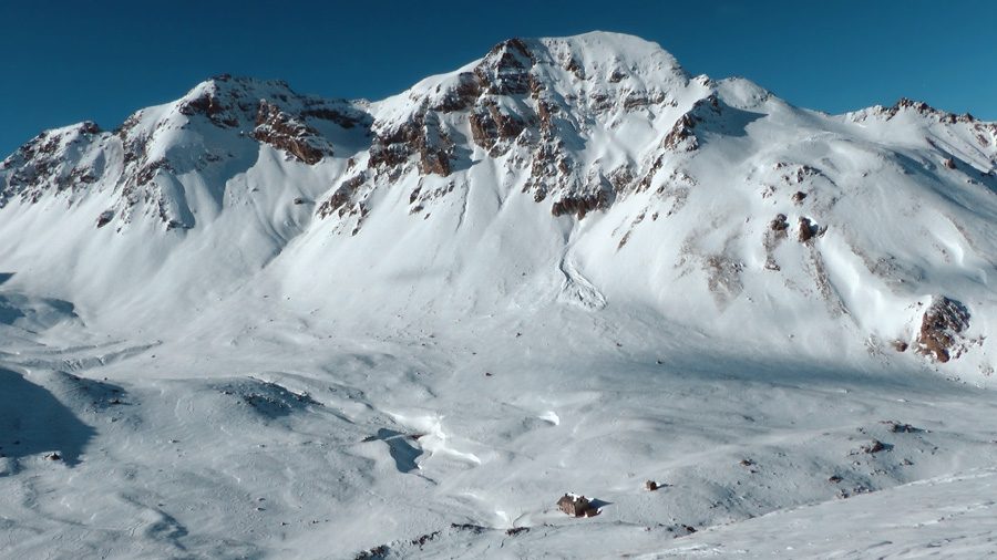 2500m : Secteur Trou de l'Aigle bien chargé (refuge de la Cayole en bas)