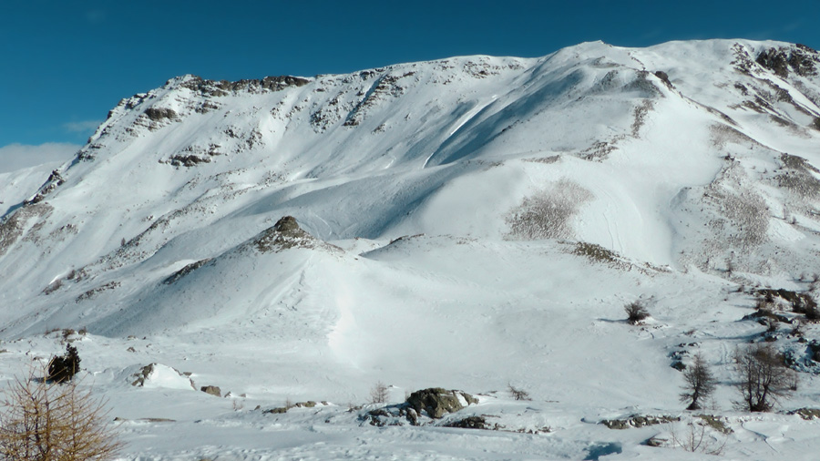 2300m : Au col, notre objectif est décidé Gipière/Eschillion, on voit les croupes bien soufflées par le vent