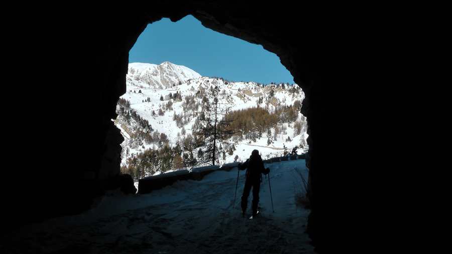 2050m : On voit le bout du tunnel, avec le trou de l'aigle en face