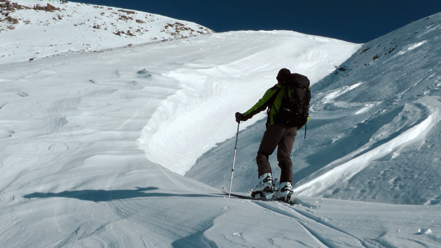 2550m : de grosses accumulations par endroit, juste à coté c'est complétement soufflé