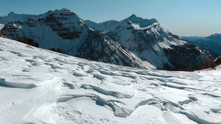 2400m : Vue vers Roche Grande, le vent a bien soufflé