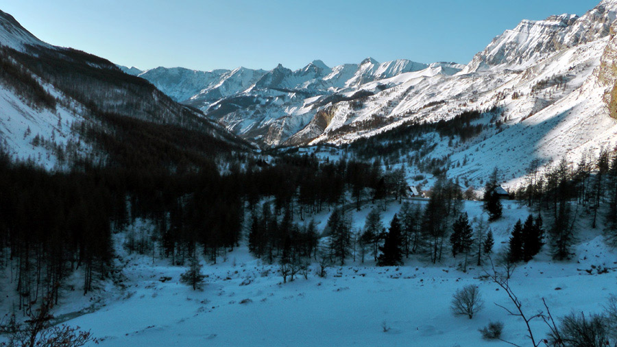 1900m : C'est enfin l'hiver à Estenc, on peu partir skis au pied à 1800m