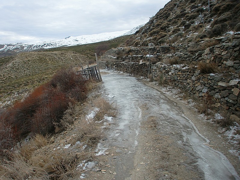 fameuse piste de nigüelas : plaque de glace qui bloque la voie.
presque 20 km de piste à ne faire que par beau temps, éboulements fréquents et ravins nombreux
