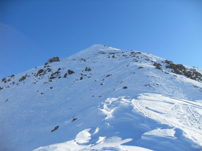 clot la cime : neige bien durcie par le vent dans le couloir NO