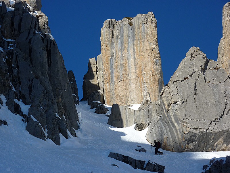 2ième couloir : Dans le couloir du sentier d'été : un monolithe garde l'entrée du couloir...