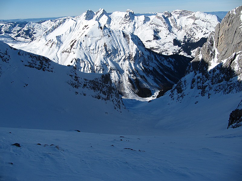 Depuis le col... : Les cailloux ne sont pas très loin, sur les premiers 50m.
