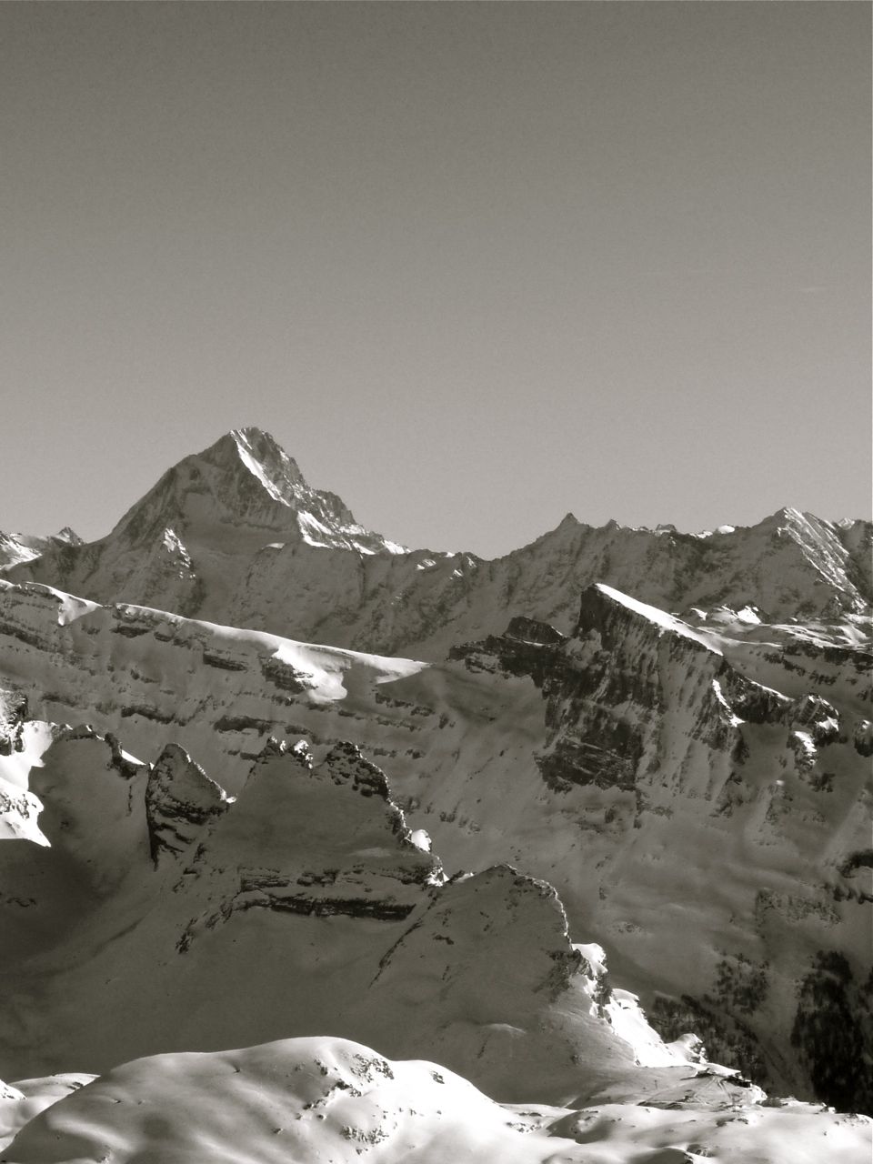 Vue sur le Bietschhorn : celui-là c'est vraiment la bête : quasi 4000m, que du raidasse.
La Gemmi au bas de l'image