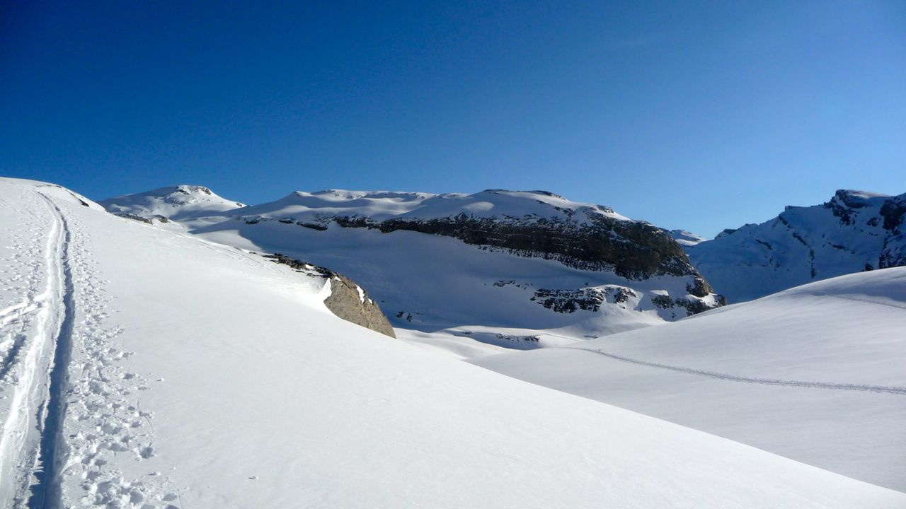 Sur le glacier : vers 2650m, jetez donc un oeil dans votre rétro !