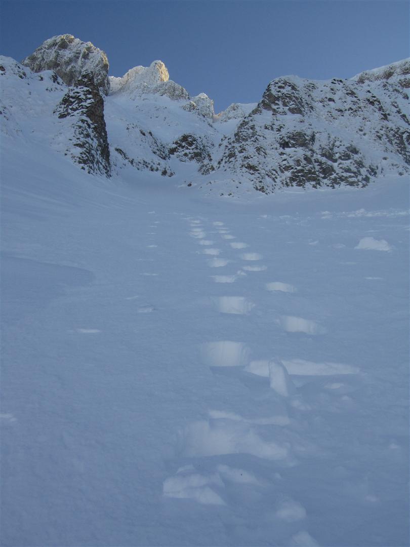 à la montée à 2000 m : en-desssous du couloir somital