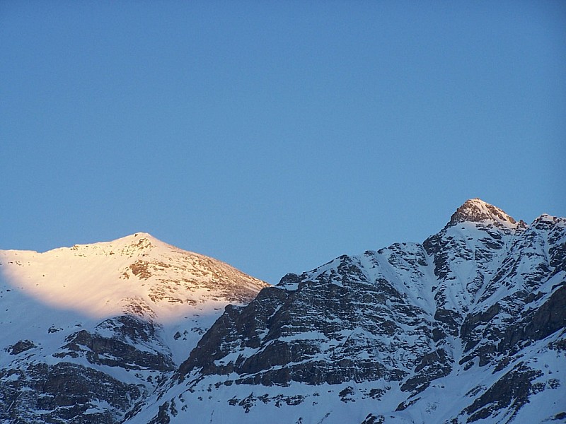 Ouille Allegra : Levé du soleil sur les pointes du Chatellard et du Claret au dessus de Bessans