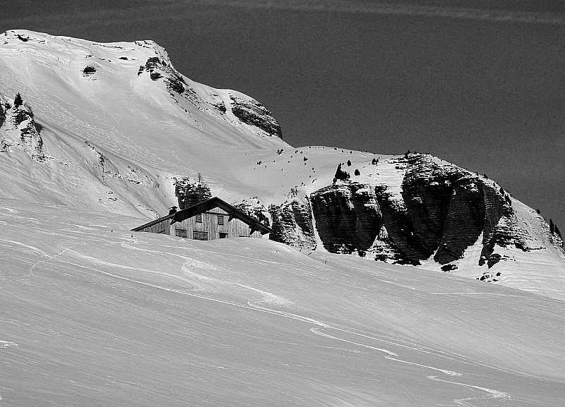Croisse Baulet : la face est vue depuis les chalets de l'Avenaz