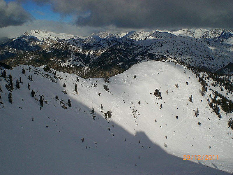 Petit Peygu : La crête de la Lausette est pas mal tracée, la neige a l'air bien croutée sur cette facette.