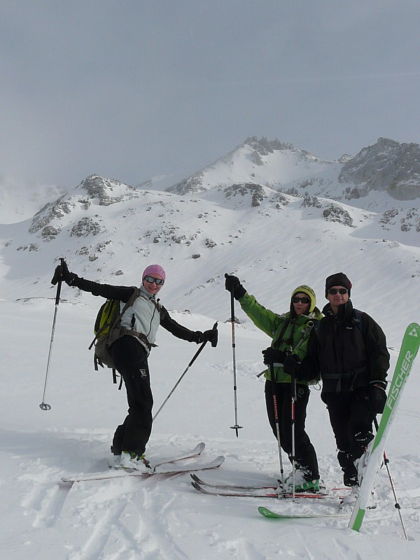 vers le lac du Genepi : Corinne, Suzanne et Gilles. le vent un bon remède contre le mal aux cheveux.