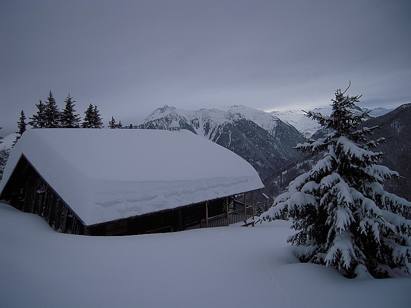 chalet sous la neige : vue sur la montagne d'Outray
