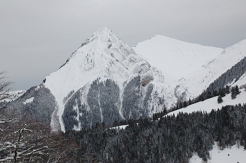 Vue de la montée : Le Pecloz face sud ouest et Armène. On dirait que ça a soufflé