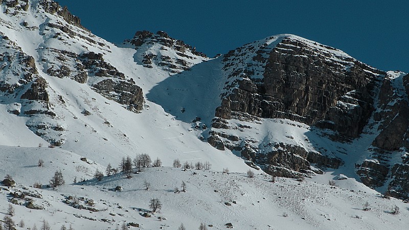 2250m : un groupe du CAF progresse dans le couloir SW de Sanguinière
