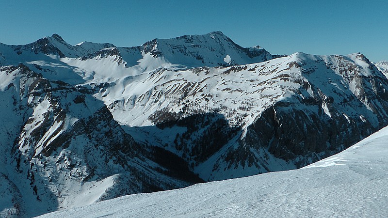 2639m : Secteur Cimet, vallon de la grande barre, semble assez bien enneigé