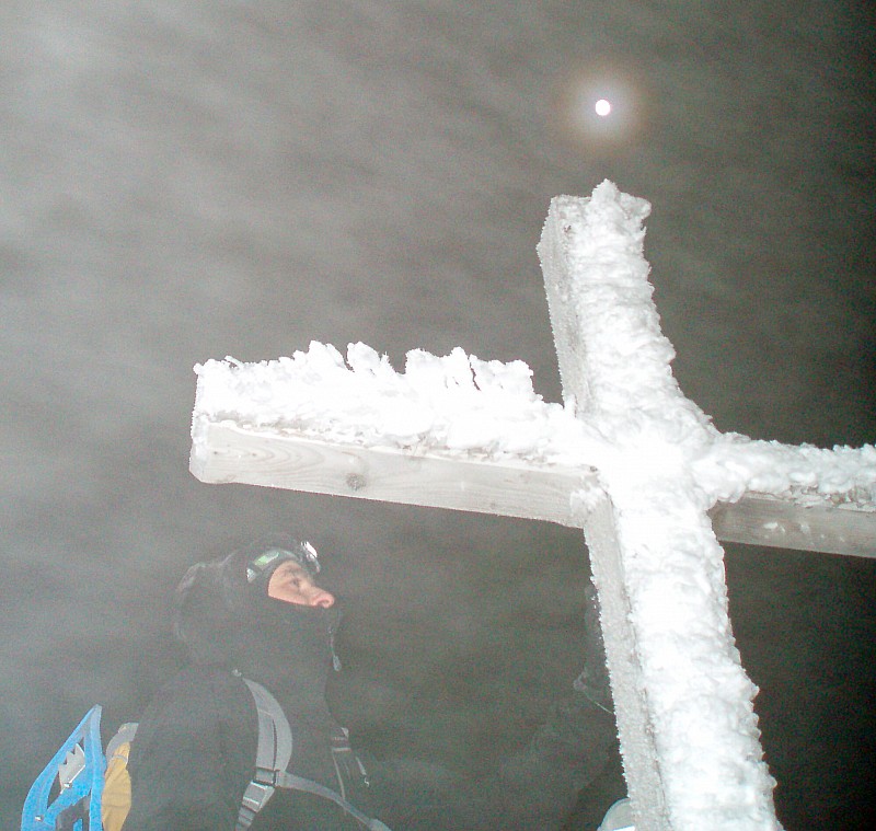 Summit 2 : Le coup de vent et un petit nuage ont failli nous faire rater le point de vu sur le mont Blanc, mais la lune dans son halo ne nous a pas quittée...