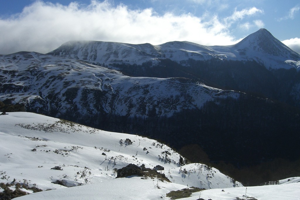 Vallée de la Jordanne : Dominée par le Puy Griou faiblement enneigé.