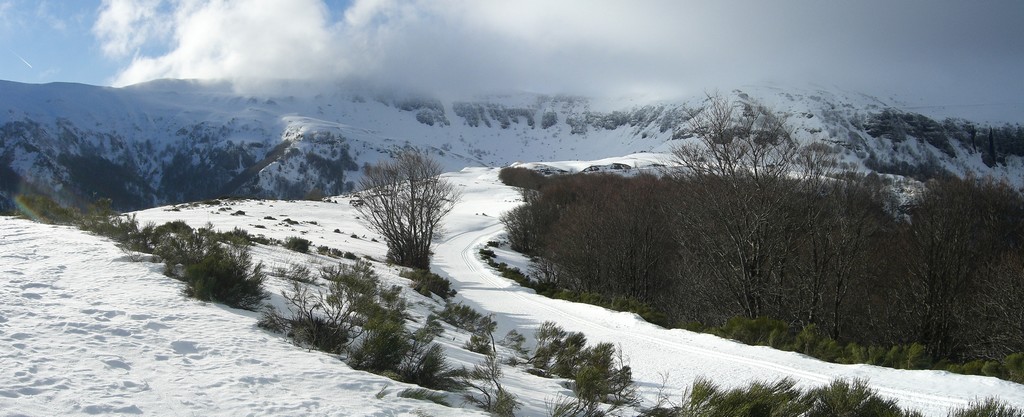 Col d'Eylac : Les nuages s'accrochent aux sommets