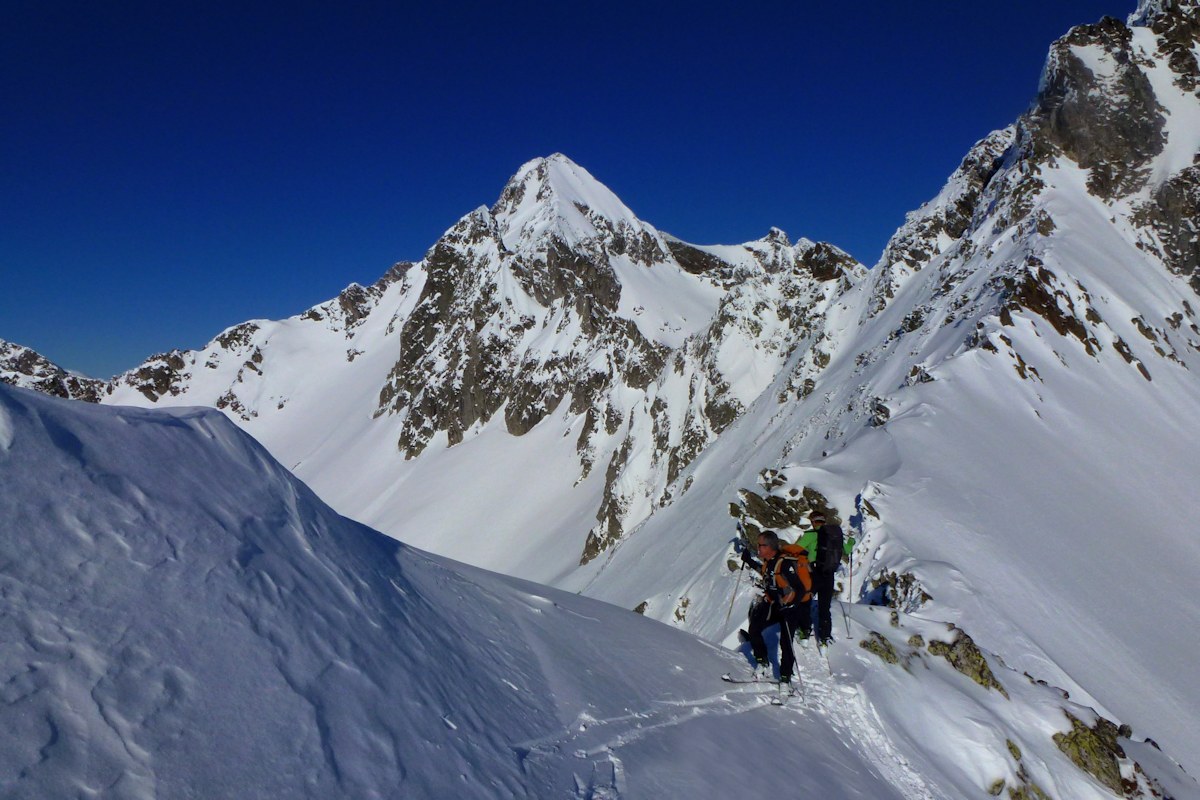 Sur la crête : Sous le Pic Nord du Merlet et devant l'imposante Pointe du Bacheux.