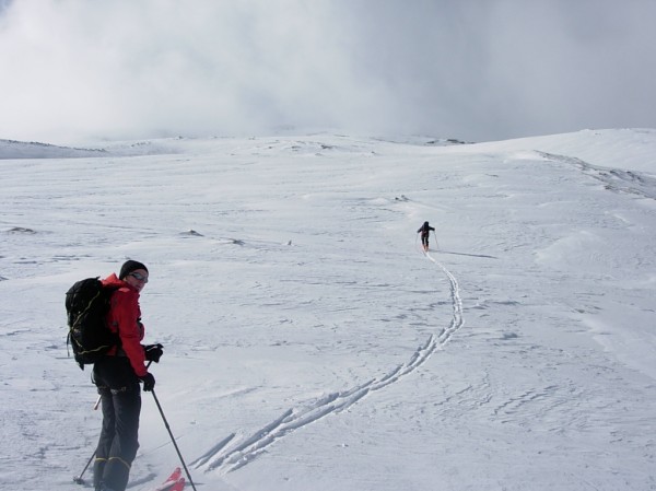 On échappera pas au brouillard : La montée se fait au soleil mais le sommet est dans le brouillard