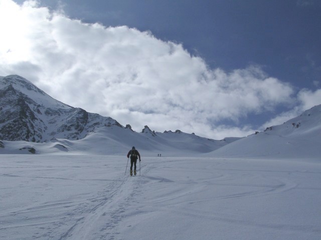 Sous le Roc du Blanchon : Les nuages se déchirent et laissent apparaitre à gauche le dôme des Nants