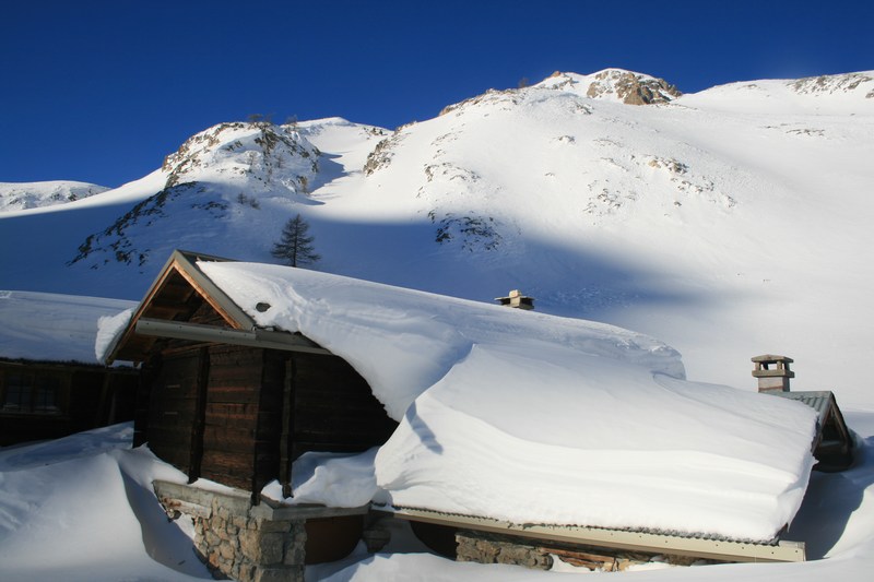 Eychaillon : l'enneigement du toit témoigne de la violence du vent.