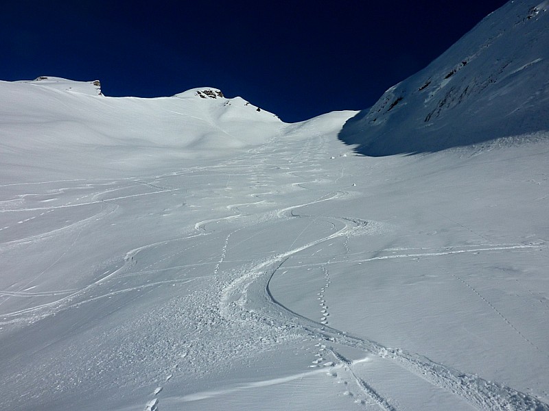 Sous le col des Porthets : C'est W mais c'est encore poudreux.