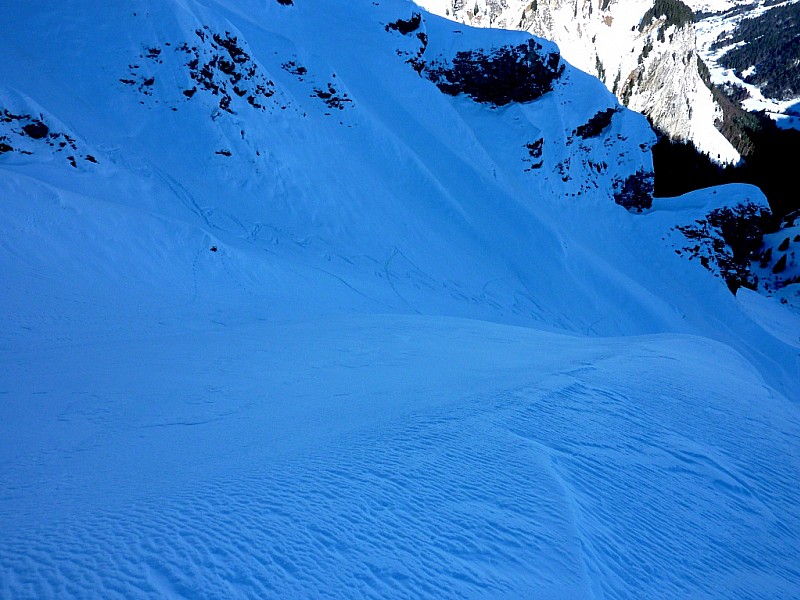jonction avec le couloir : Traces de deux skieurs qui sont montés jusqu'à la partie raide.
