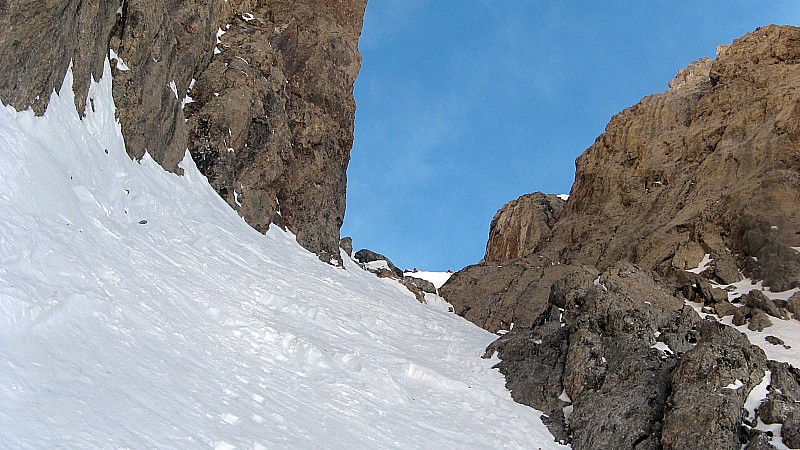 Sous le ressaut rocheux! : Obligation de déchausser (5m) pour le franchir. Avec des skis cailloux ça pourrait passer!