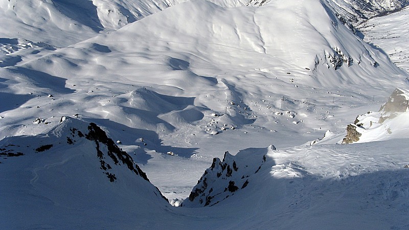 Coté Valloire : Bon enneigement et aussi en aval les dépôts d'une ancienne avalanche