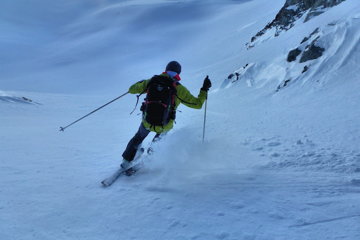 Brèche du Villonet versant N : Patrick dans le bas du couloir.