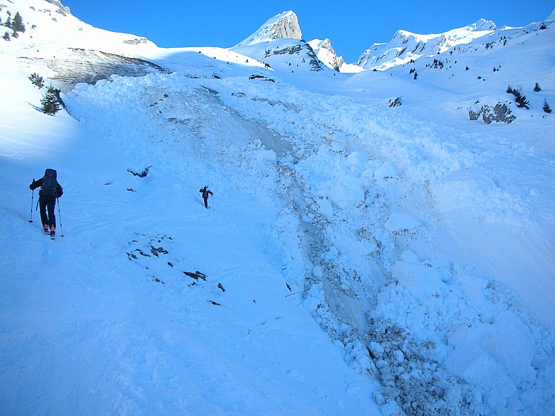 Bas de Combe : Bas de Blonière !!! Grosse cassure de plaque provoquant l' avalanche traversante de la trace de montée !!! De gros blocs sont partis ...