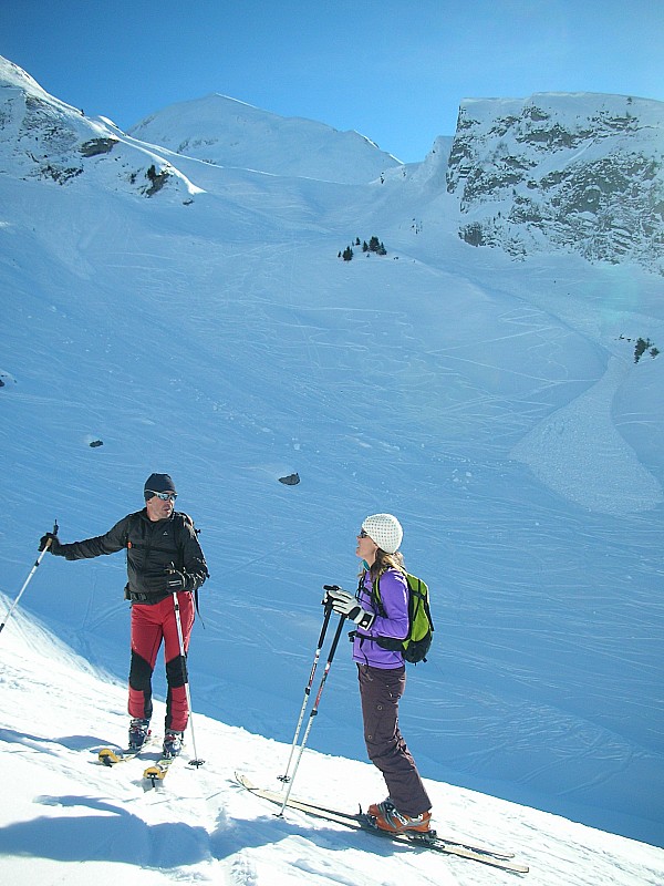 Combe des Porthets : Perrine et Gégé devant la Combe des Porthets - Une belle purge a touché la trace de montée ...